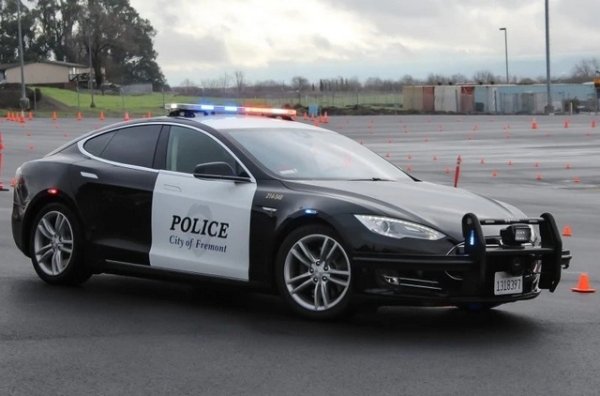 Малко вероятно е някой да нарече една от водещите електрическа коли на американската марка недостатъчно добра, но служителите на реда все пак имаха въпроси. Във Фримонт (Калифорния, САЩ) докато полицаите преследват заподозрян, батерията на колата се изтощила. В резултат на това патрулът предал щафетата на колегите си, а той отишъл да зареди батерията.

Полицията няма претенции към производителя - вероятно предишната смяна просто е забравила да презареди колата. Отбелязва се, че автомобил с двигател с вътрешно горене също може да остане без гориво в неподходящ момент. Tesla Model S бе добавена към автопарка няколко месеца преди този инцидент, заменяйки Dodge Charger. Автомобилът струваше 61 500 долара, а преоборудването за полицейската служба още около 5000.